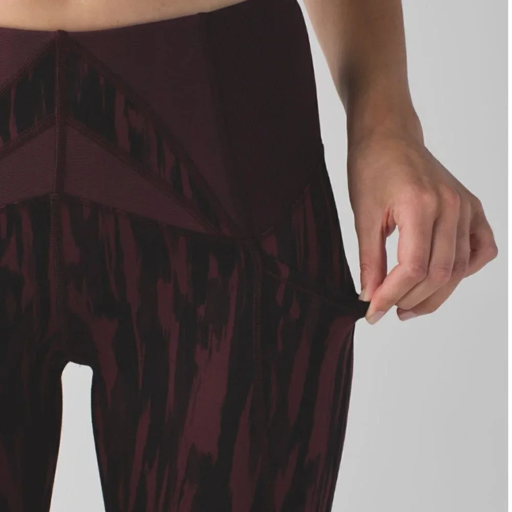 Lululemon‎ Exquisite Crop Legging Painted Animal Bordeaux Drama Black size 0